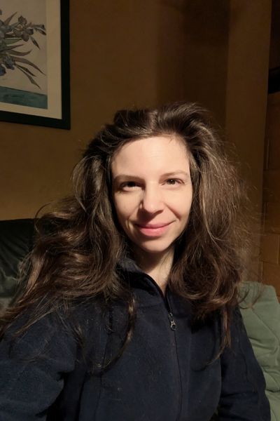 Selfie einer Katzenberaterin: Gerade aufgestanden, fröhlich, müde und mit ungekämmter Löwenmähne.