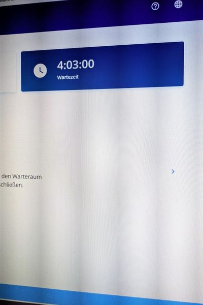 Foto eines Bildschirms mit der Wartezeit einer Patientin im Online-Warteraum eines Arztes. Die Anzeige zeigt: 4 Stunden und 3 Minuten.