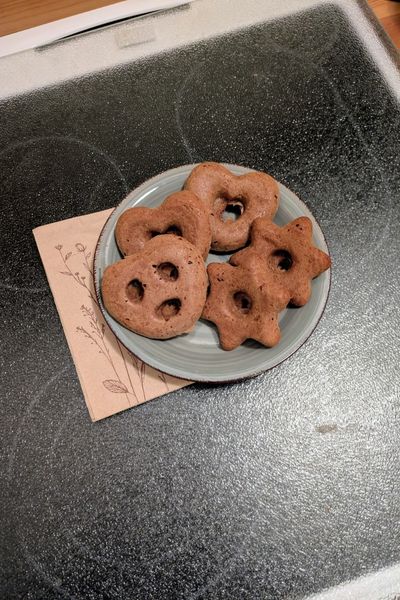 Selbstgebackene Lebkuchen liegen auf einem blauen Keramikteller.
