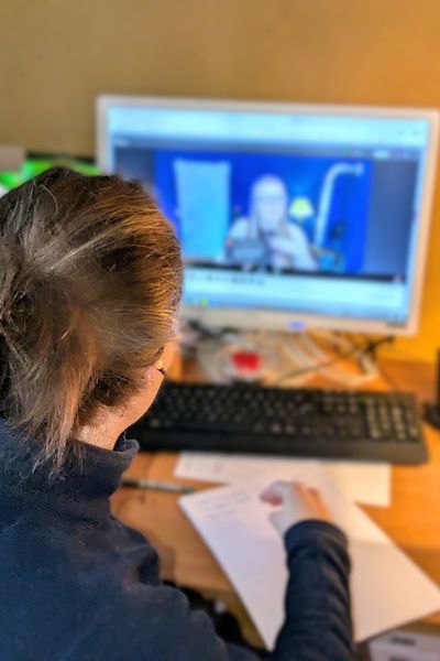 Eine Katzenberaterin ist in einer Videokonferenz. Das Foto ist von hinten über ihre Schulter aufgenommen und zeigt die Übertragung von Judith Peters von "The Content Society"- Veröffentlichung mit Genehmigung von Judith.