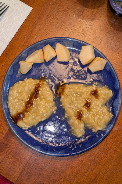 Banenenmus auf einem Frühstücksteller: Rakete, Mond und Apfelsterne