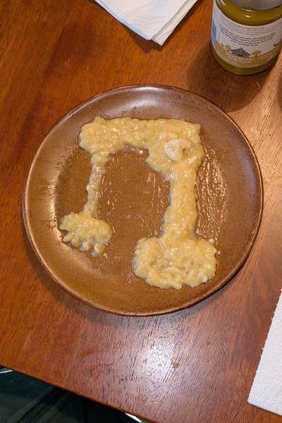 Bananenmus in Form eines Krans, an dem ein Wildschwein hängt.