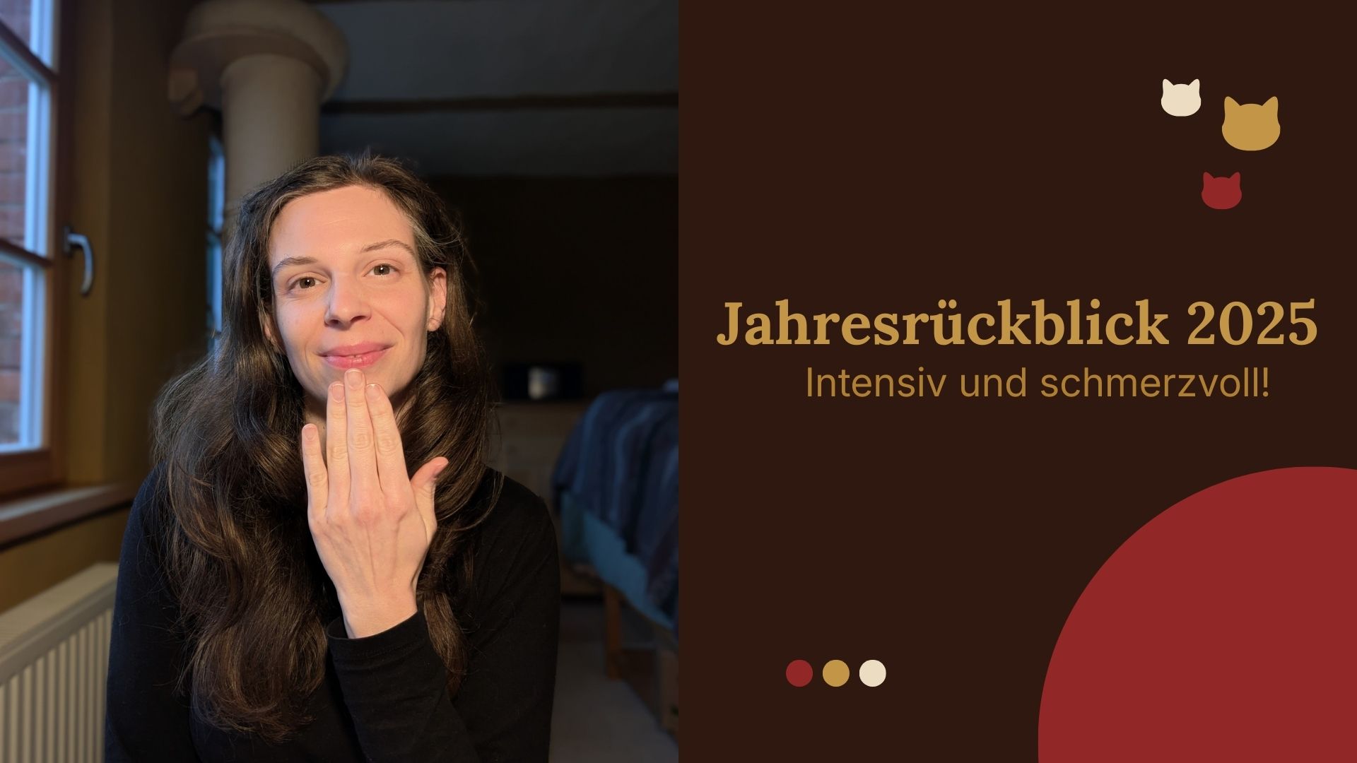 beitrasgbild-jrb-2025 Ein zwei geteiltes Bild: Link sitzt eine Katzenberaterin in einem schwarzen Pullover. Ihr braunes haar fällt in weichen Wellen über die Schultern. Sie zeigt das DGS-Symbol für "Danke". Rechts steht der Titel des Artikels in Ocker-Gold auf dunkelbraunem Grund: "Jahresrückblick 2025- Intensiv und schmerzvoll!"