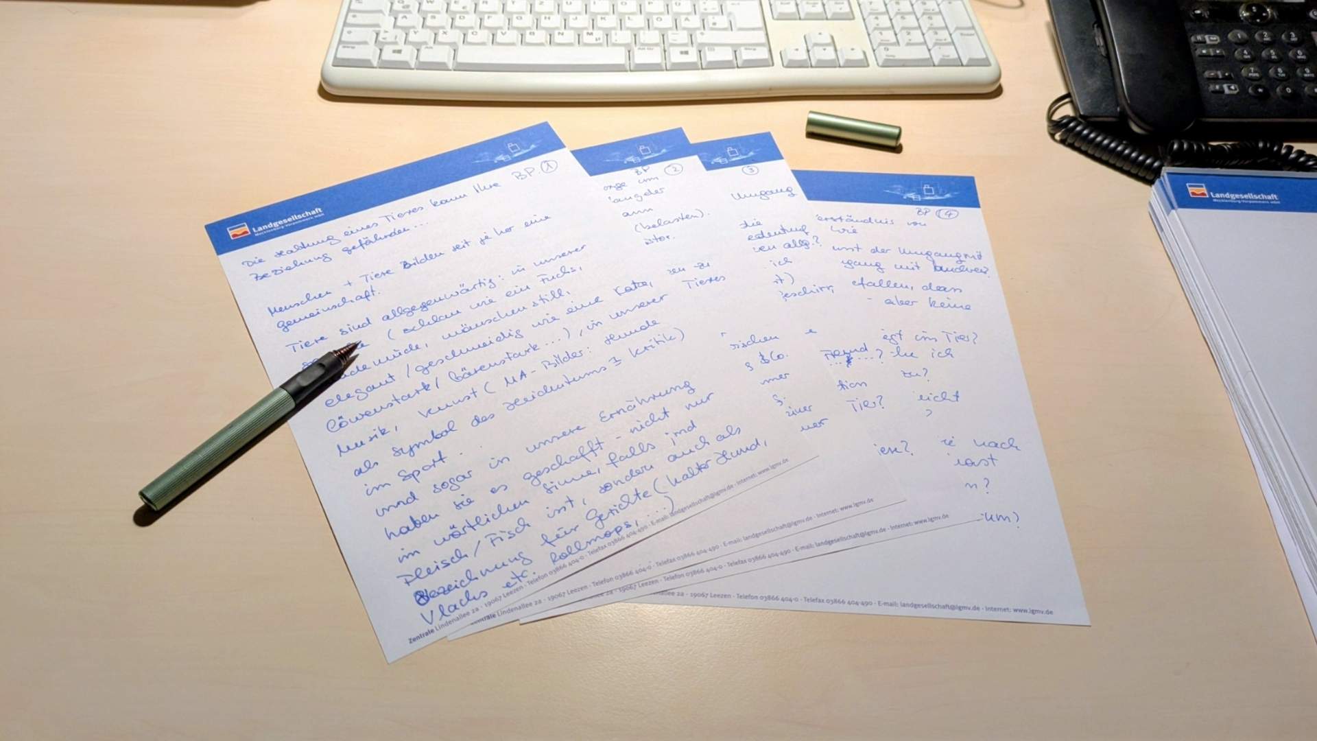 blog-bild-blogparade-november-2025 Das handschriftliche Skript für die Blogparade 2025 "Achtung: Die Haltung eines Tieres kann Ihre Beziehung gefährden..." liegt auf einem Schreibtisch.