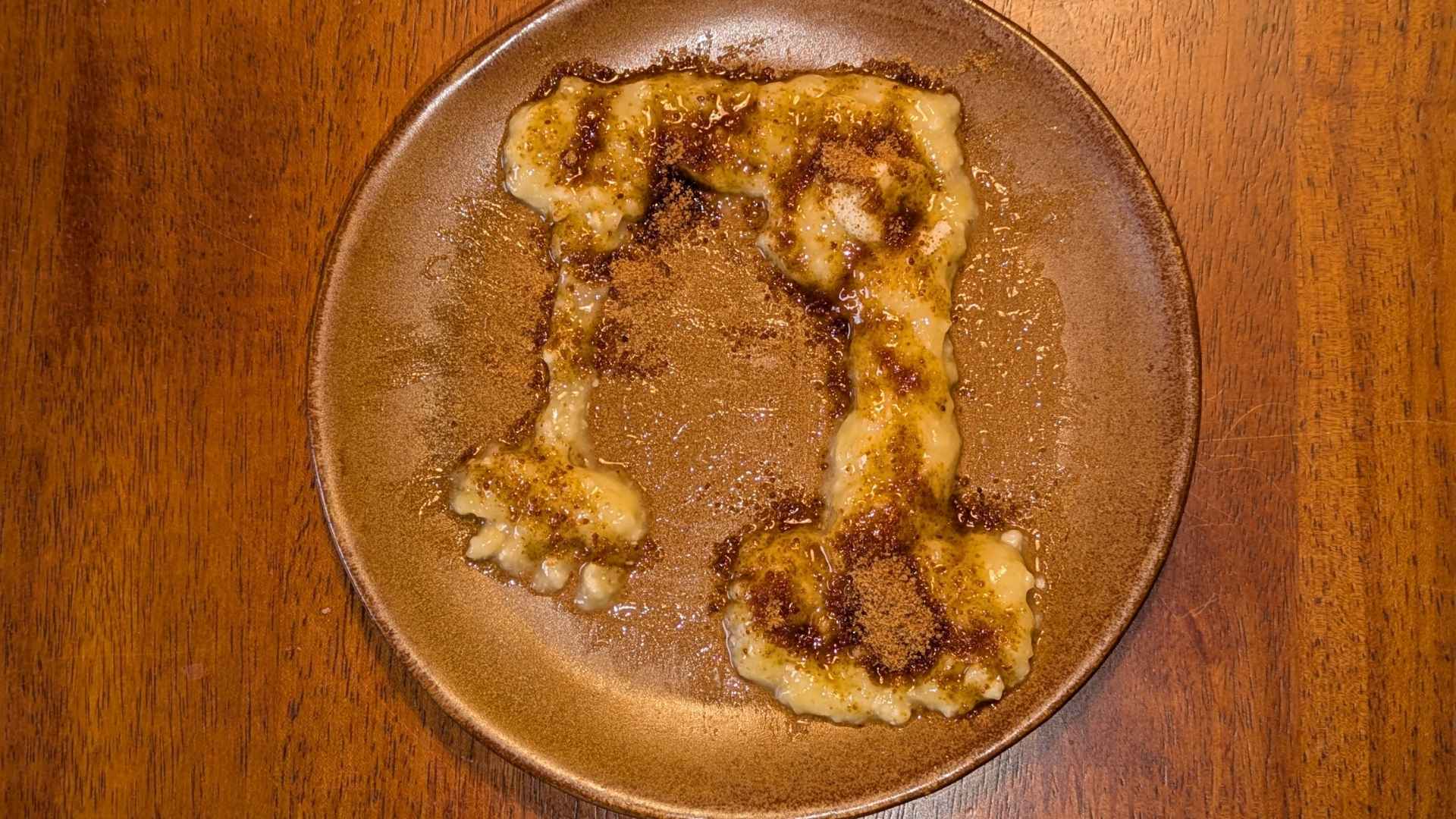 rueckblick-oktober-2025 Auf einem Teller ist Banane gemust: Ein Kran, an dessen Ende ein Wildschwein hoch gehievt wird.